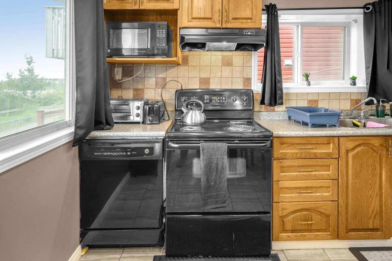 52-3 Bed Suite On Lake Central Ac By Airport YYC Eksteriør bilde