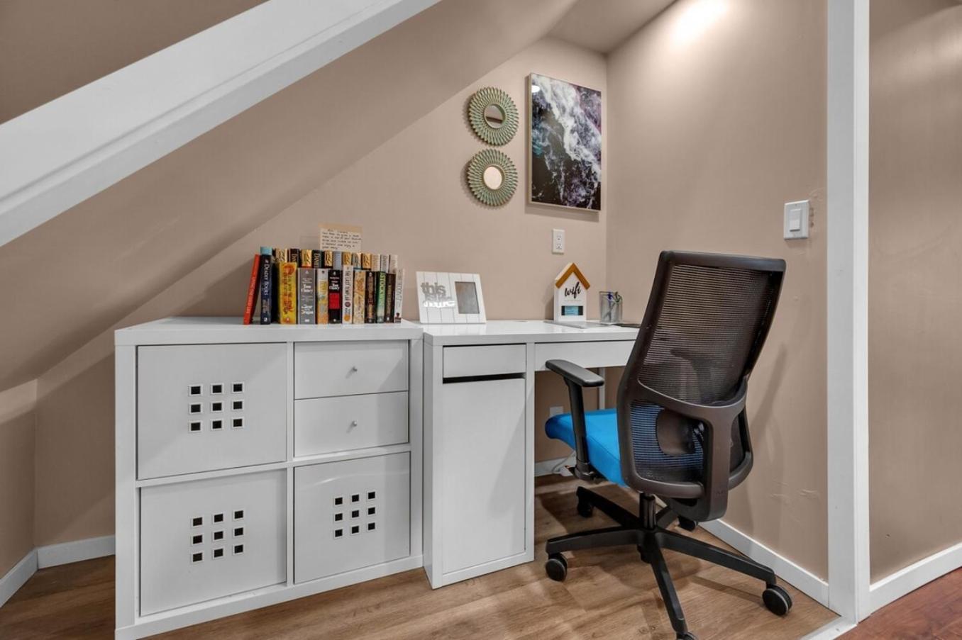 52-3 Bed Suite On Lake Central Ac By Airport YYC Eksteriør bilde