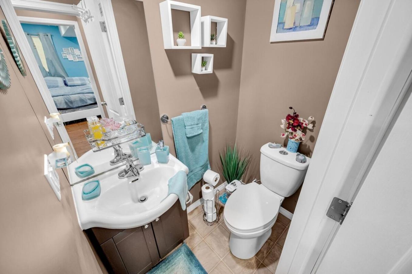 52-3 Bed Suite On Lake Central Ac By Airport YYC Eksteriør bilde