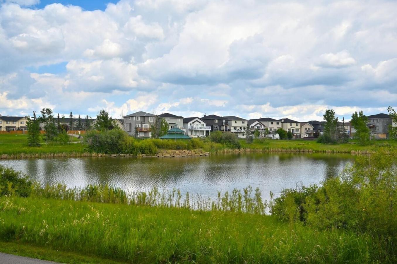 52-3 Bed Suite On Lake Central Ac By Airport YYC Eksteriør bilde