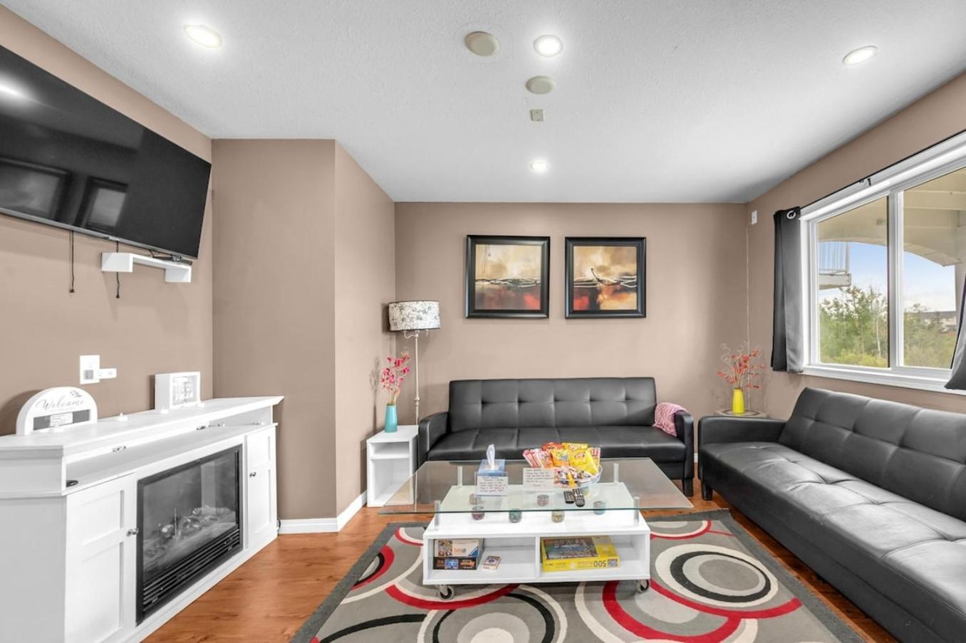 52-3 Bed Suite On Lake Central Ac By Airport YYC Eksteriør bilde
