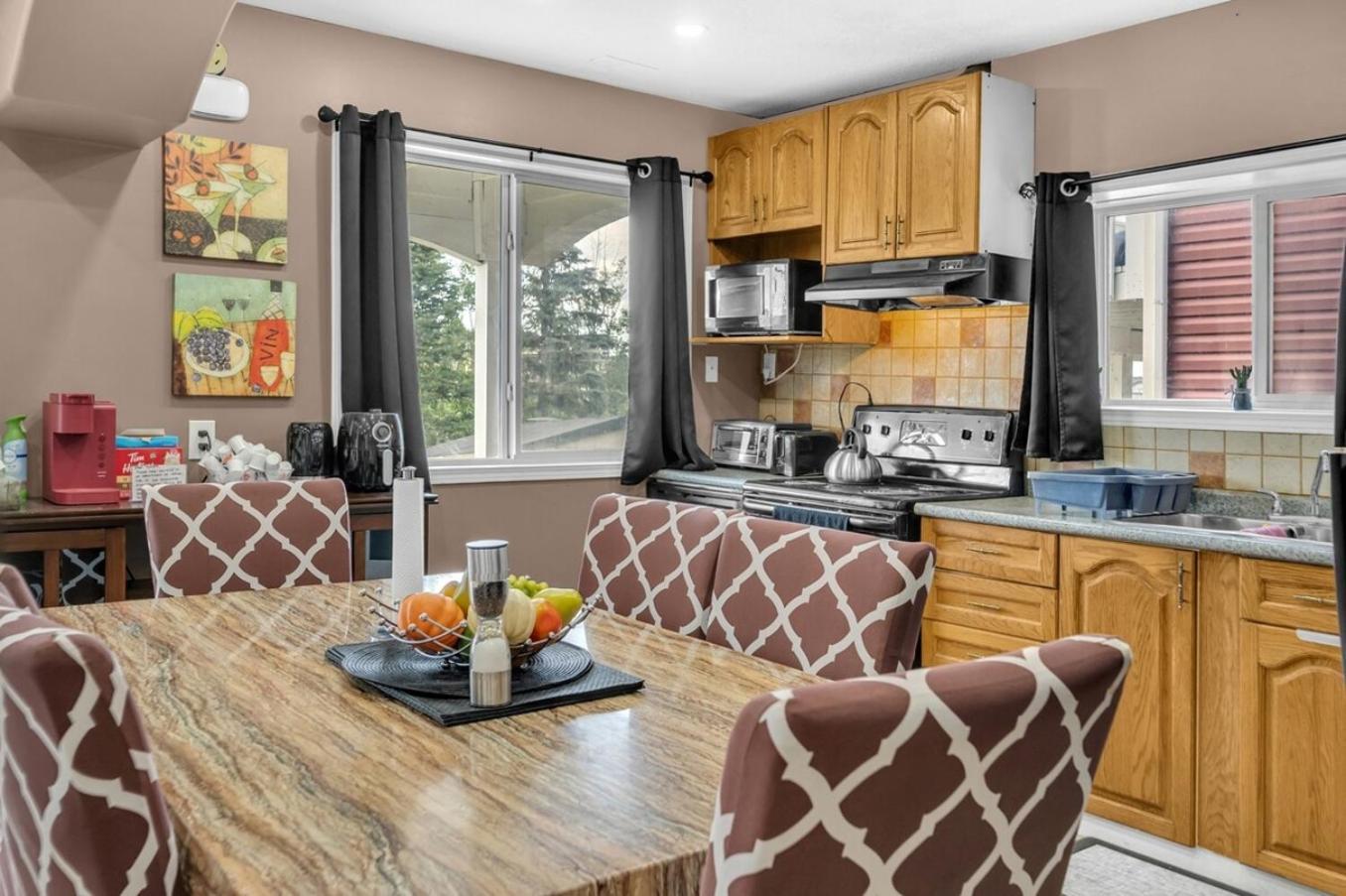 52-3 Bed Suite On Lake Central Ac By Airport YYC Eksteriør bilde