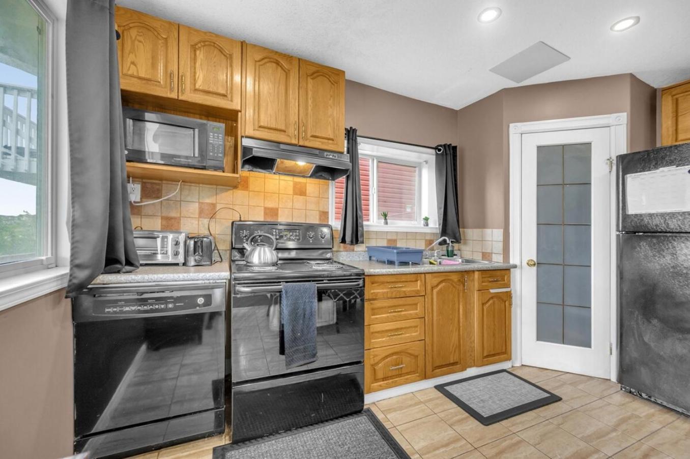 52-3 Bed Suite On Lake Central Ac By Airport YYC Eksteriør bilde
